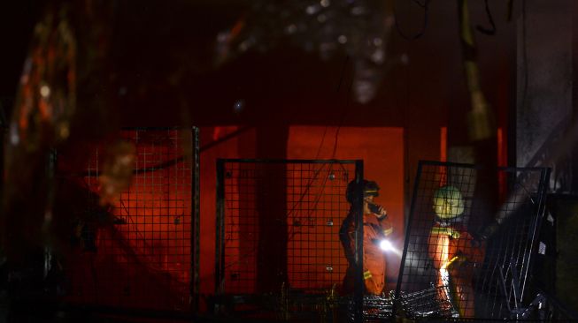 Petugas berusaha memadamkan api yang membakar Pasar Swalayan di kawasan Cilandak, Jakarta Selatan, Selasa (21/9/2021). ANTARA FOTO/M Risyal Hidayat