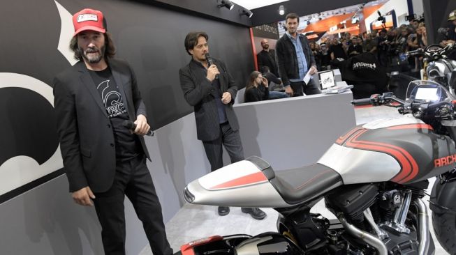 Produser sepeda motor asal Amerika Serikat, Gard Hollinger (tengah) berbicara di samping aktor Kanada, Keanu Reeves (depan) di launching motor baru Arch 1s di EICMA 2017 [AFP Miguel/Medina].