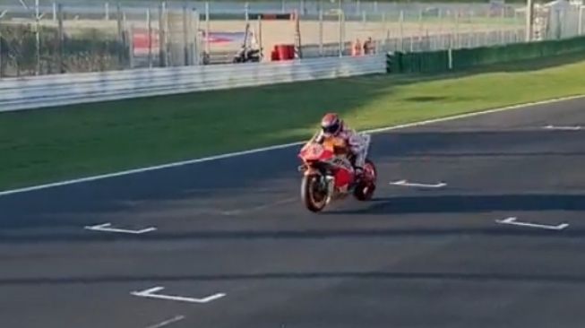 Marc Marquez saat jajal motor baru di tes MotoGP Misano (Twitter)