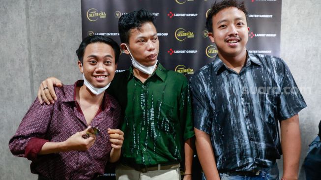 Para personil Warkopi yaitu Alfin Dwi Krisnandi (Indro), Sepriadi Chaniago (Dono), dan Dimas Kusnandi (Kasino), saat ditemui di Kawasan Ciledug, Jakarta Selatan, Rabu (22/9/2021). [Suara.com/Alfian Winanto]