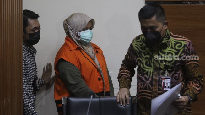 Bupati Kolaka Timur Andi Merya Nur (tengah) dihadirkan dalam konferensi pers penahanan di Gedung Merah Putih KPK, Jakarta, Rabu (22/9/2021) malam. [Suara.com/Angga Budhiyanto]