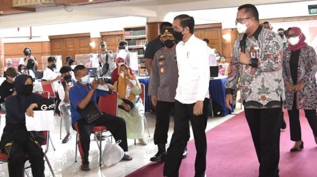 Tinjau Vaksinasi Merdeka, Jokowi Minta Mahasiswa Ajak Masyarakat Ikut Vaksinasi Merdeka