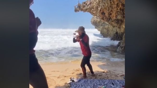 Viral tiga cewek piknik di pantai diterjang ombak. [tangkapan layar TikTok]