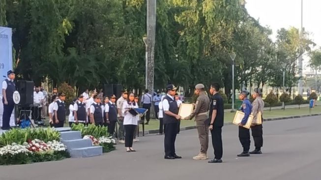 Gubernur DKI Jakarta Anies Baswedan dalam acara pembubaran tim pemulasaraan jenazah COVID-19 di Monas, Jakarta Pusat, Rabu (22/9/2021). [Suara.com/Fakhri Fuadi Muflih]