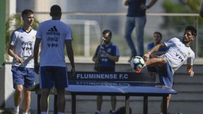 Pemain Timnas Argentina bermain Teqball dalam sesi latihan pada 26 Juni 2021. [AFP]
