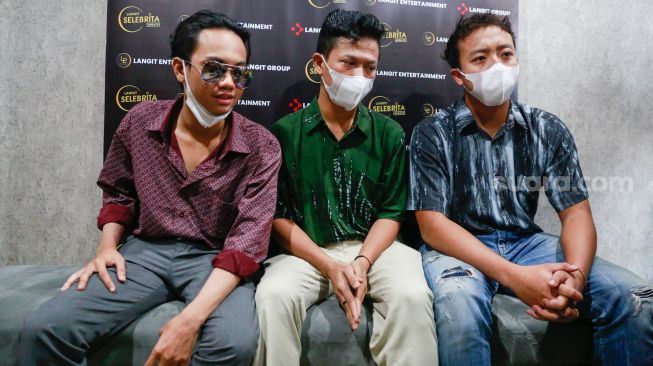 Para personil Warkopi yaitu Alfin Dwi Krisnandi (Indro), Sepriadi Chaniago (Dono), dan Dimas Kusnandi (Kasino), saat ditemui awak media di Kawasan Ciledug, Jakarta Selatan, Rabu (22/9/2021). [Suara.com/Alfian Winanto]