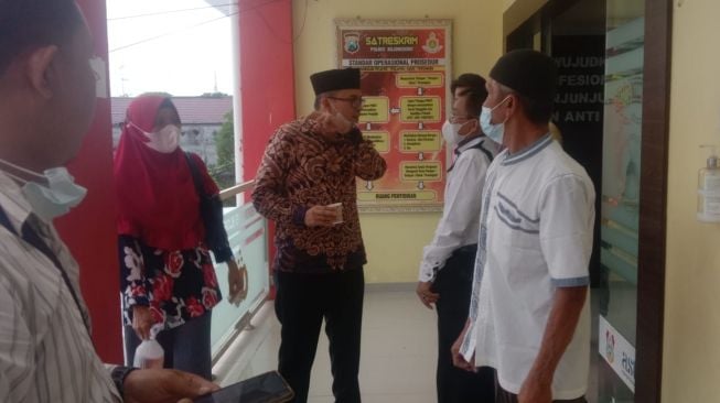 Orangtua Kartika Damayanti alias KD didampingi pengacara saat diperiksa polisi terkait aduan pada orangtua Ayu Ting Ting [Foto: Edi Prastio, pengacara orangtua KD]