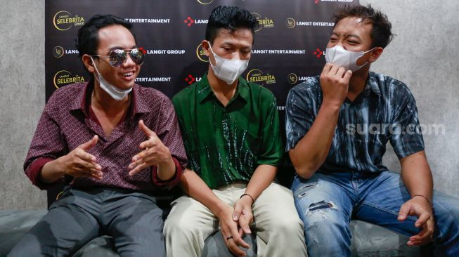 Para personil Warkopi yaitu Alfin Dwi Krisnandi (Indro), Sepriadi Chaniago (Dono), dan Dimas Kusnandi (Kasino), saat ditemui awak media di Kawasan Ciledug, Jakarta Selatan, Rabu (22/9/2021). [Suara.com/Alfian Winanto]