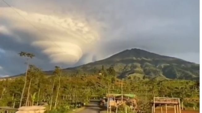 Jumlah Pendaki Meningkat, Mahasiswa UGM Buat Peta Jalur Pendakian Gunung Sumbing