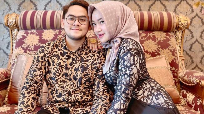 Nor Nagny Hasuna bersama suami, Muhammad Taufiq Ridho. [Instagram]