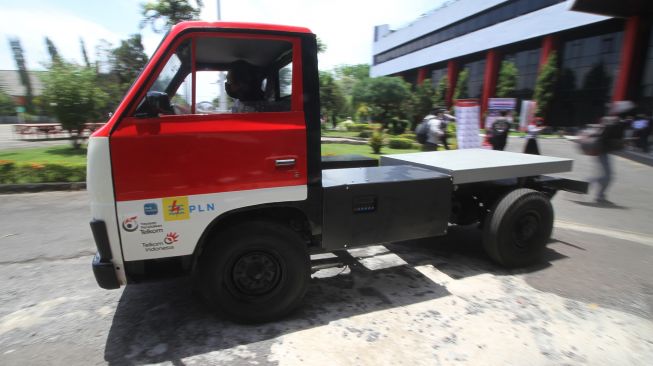 Tim riset pengembangan kendaraan listrik Autonom Institut Teknologi Telkom Surabaya (ITTS) menguji coba truk listrik di Surabaya, Jawa Timur, Rabu (22/9/2021).  ANTARA FOTO/Moch Asim