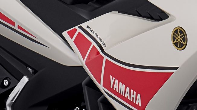 Simak livery pada sisi kanan depan Yamaha MX King 150 dengan tulisan "World MotoGP 60 Anniversary" [PT YIMM].