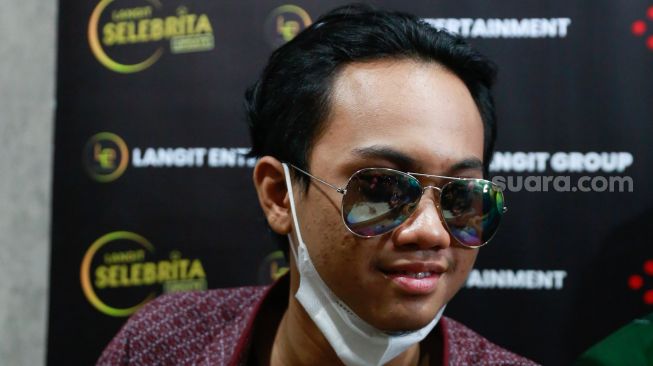 Personil Warkopi Dimas Kusnandi (Kasino), saat ditemui di Kawasan Ciledug, Jakarta Selatan, Rabu (22/9/2021). [Suara.com/Alfian Winanto]