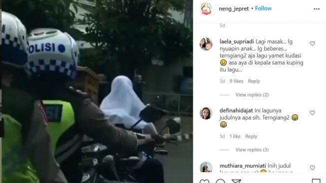 Tangkapan layar video seorang ABG mengendarai sepeda motor seperti dilan dan milea namun berakhir ditangkap polisi. [Instagram/@neng_jepret]