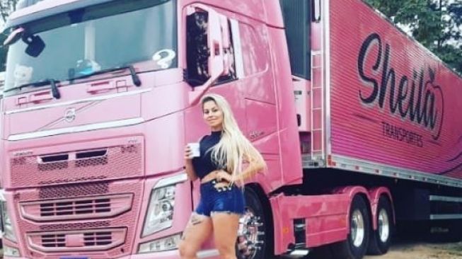 Gaya Influencer Wanita yang Jadi Sopir Truk Serba Pink, Tak Peduli Meski Dihujat