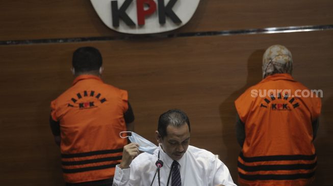 Wakil Ketua KPK Nurul Ghufron (tengah) bersiap memberikan keterangan pers penahanan Bupati Kolaka Timur Andi Merya Nur dan Kepala BPBD Kolaka Timur Anzarullah di Gedung Merah Putih KPK, Jakarta, Rabu (22/9/2021) malam. [Suara.com/Angga Budhiyanto]