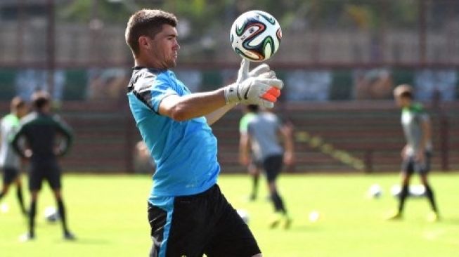 Penjaga gawang Timnas Australia Matthew Ryan berlatih jelang putaran Piala Dunia 2014. [AFP]