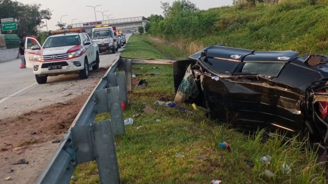 Mobil Tabrak Pembatas Jalan di Tol Terpeka, Empat Penumpang Tewas