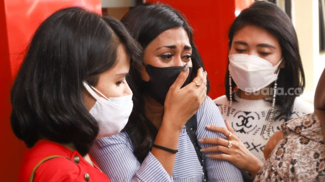 Penyanyi Karen Pooroe menangis ketika menjawab pertanyaan awak media perihal mengenai anaknya  di Polres Metro Jakarta Selatan, Rabu (22/9/2021). [Suara.com/Alfian Winanto]