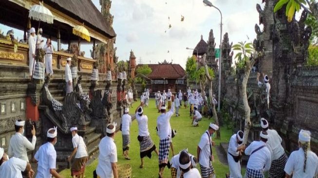 Tidak Mengurangi Makna, Ritual Perang Tipat Bantal di Desa Kapal Ketat Prokes