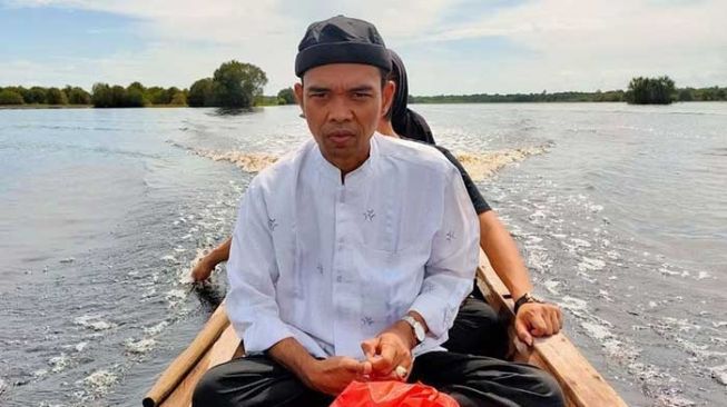 Ustaz Abdul Somad dan rombongan saat menaiki perahu pompong menuju dusun Bagan Benio, Desa Tasik Serai, Kecamatan Talang Muandau, Kabupaten Bengkalis. [Ist]
