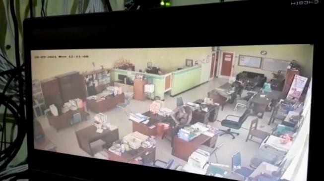 Aksi Pencurian Terekam CCTV, Pria Penjual Madu Gasak HP dan Laptop 
