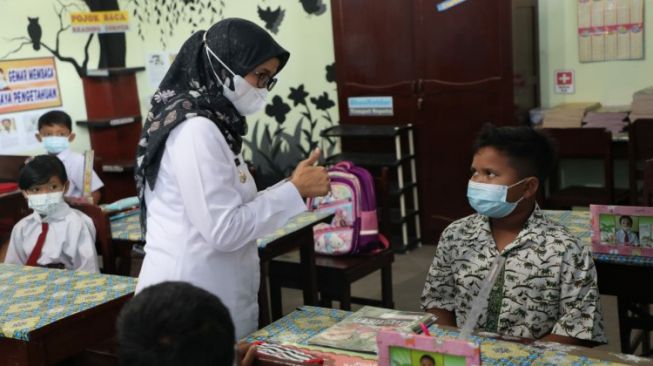 Bupati Tinjau Pelaksanaan PTM di Lembaga SD SMP di Blitar Barat