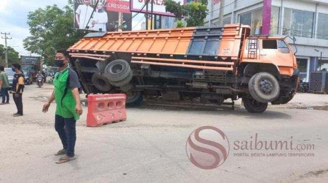 Ibu-Ibu Belok Dadakan, Mobil Fuso Pengangkut Oil Terguling