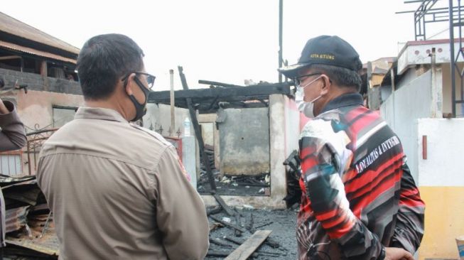 Rumah Semi Permanen di Wangurer Dilalap Api