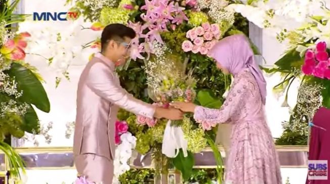 Momen lamaran Ria Ricis. (YouTube/MNCTV Official)