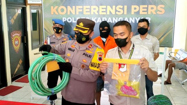 Bejat! Pria Paruh Baya Ini Tega Cabuli Tetangga Sendiri dengan Ujung Selang