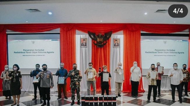 500 Warga Karawang Terima Sertifikat Tanah dari Presiden Jokowi