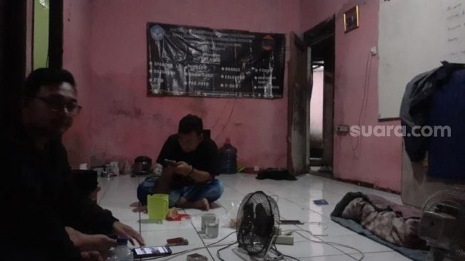 Kondisi memprihatinkan Sekretariat Keluarga Mahasiswa Islam Karawang (KMIK) di Gang H Somad RT 03 RW 04 Nomor 43, Kelurahan Pisangan Timur, Kecamatan Ciputat Timur, Kota Tangerang Selatan (Tangsel), Rabu (22/9/2021). [SuaraJakarta.id/Wivy Hikmatullah]