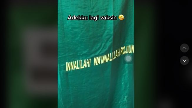 Adik Tunggu Antrean Vaksin, Salah Fokus Lihat Tulisan di Biliknya (TikTok)