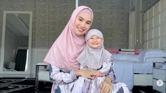 Potret artis dan anak pakai hijab. [Instagram]