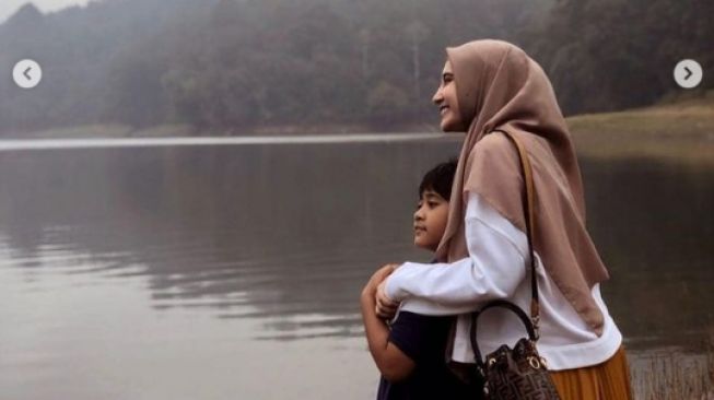 Rizky Rakhmani, anak angkat Zaskia Sungkar dan Irwansyah. [Instagram/zaskiasungkar15/rizkyrakhmani]