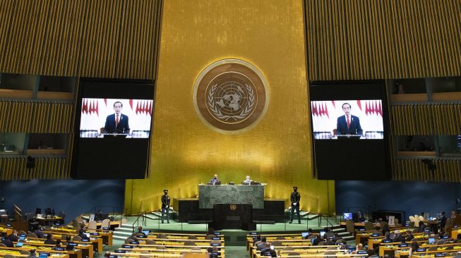 Layar monitor memperlihatkan rekaman Presiden Indonesia Joko Widodo berpidato di Sidang Umum ke-76 PBB, di New York City, Amerika Serikat, Rabu (22/9/2021). EDUARDO MUNOZ / POOL / AFP