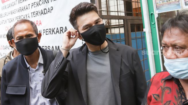 Proses Cerai, Rupanya Ini Alasan Jonathan Frizzy Masih Serumah dengan Dhena Devanka