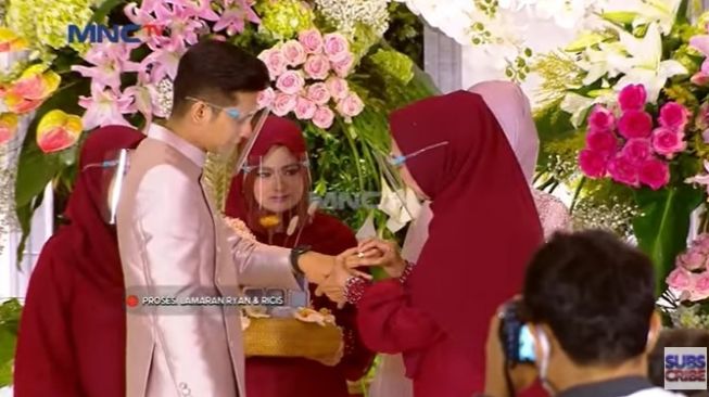 Momen lamaran Ria Ricis. (YouTube/MNCTV Official)