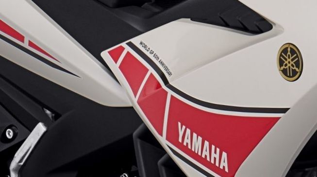 Sisi kanan depan Yamaha MX King 150 dengan tulisan "World MotoGP 60 Anniversary" [