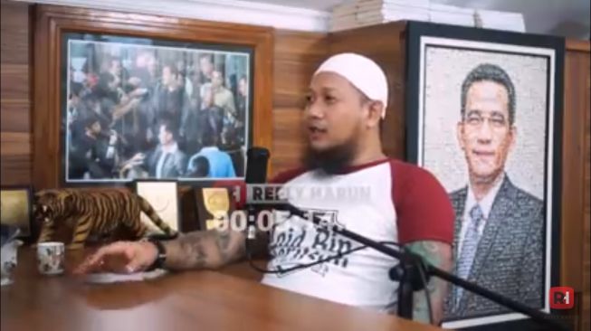 Ustaz Dewa Putu Adhi menceritakan pengalaman dakwah bersama Master Limbad di Timor Leste di podcast Refly Harun. [YouTube Refly Harun]