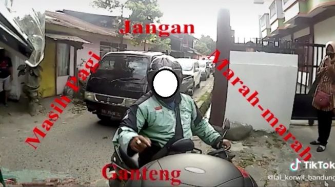 Ojol ngamuk dan menghalangi laju mobil ambulans di jalan (TikTok)