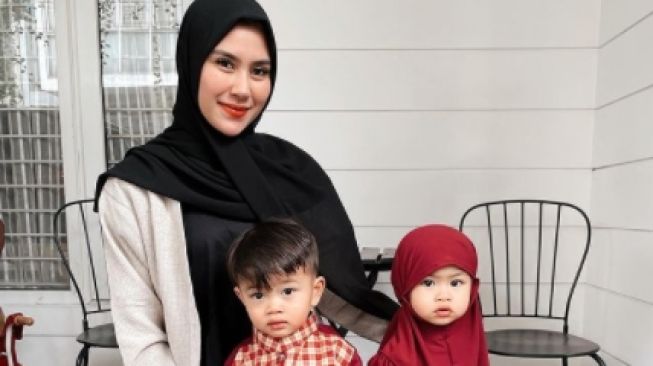 Potret artis dan anak pakai hijab. [Instagram]