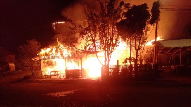 2 Unit Rumah Terbakar di Kota Padang, Seorang Meninggal Saat Berjuang Selamatkan Mertua