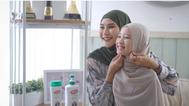 Potret artis dan anak pakai hijab. [Instagram]