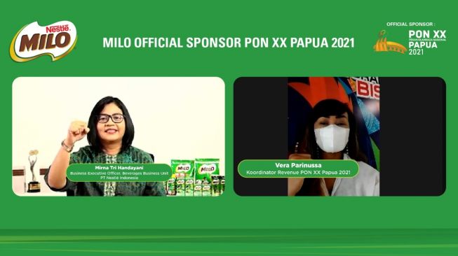 Business Executive Officer Beverages Business Unit PT Nestlé Indonesia, Mirna Tri Handayani (kiri) dan Koordinator Revenue PON XX Papua 2021, Vera Parinussa (kanan) berfoto bersama pada acara Konferensi Pers Virtual: Dukungan Nestlé MILO untuk PON XX Papua 2021 hari ini (23 September 2021). (Foto: Ist)  