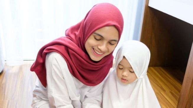 Potret artis dan anak pakai hijab. [Instagram]