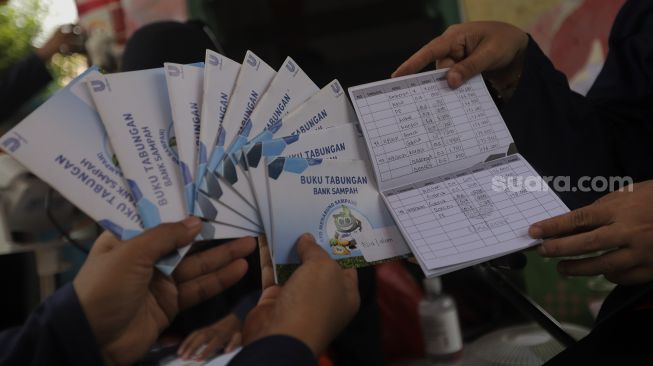 Warga menunjukkan buku tabungan sampah di Bank Sampah 68, RT 06/RW 08, Kelurahan Kebagusan, Pasar Minggu, Jakarta, Kamis (23/9/2021). [Suara.com/Angga Budhiyanto]