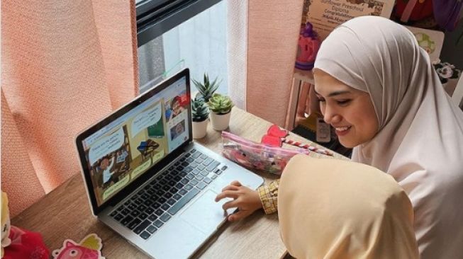 Potret artis dan anak pakai hijab. [Instagram]