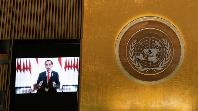 Layar monitor memperlihatkan rekaman Presiden Indonesia Joko Widodo berpidato di Sidang Umum ke-76 PBB, di New York City, Amerika Serikat, Rabu (22/9/2021). ANTARA FOTO/Pool via Reuters-Eduardo Muno